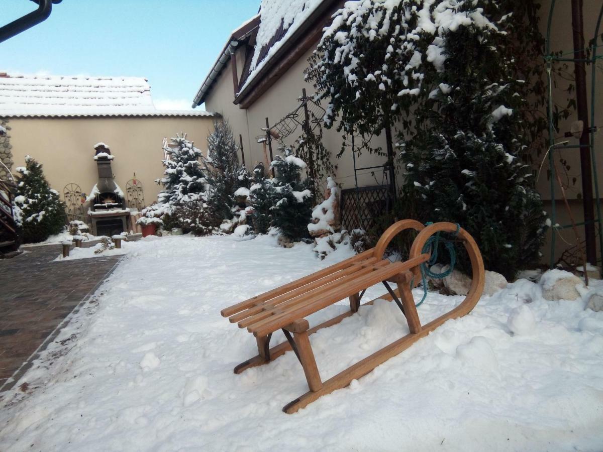 Отель Rasnov Retreat Экстерьер фото